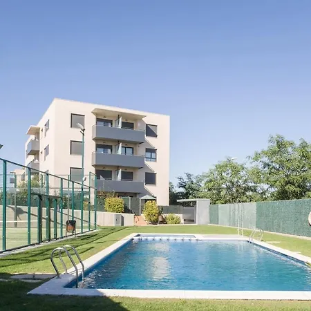 Familiar Con Piscina Y Padel
